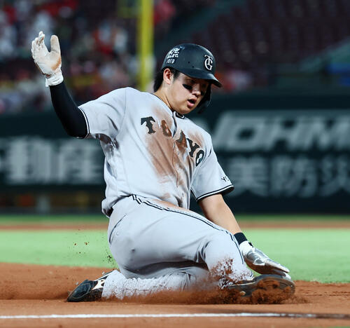 広島対巨人　5回表巨人無死一塁、佐々木俊輔の右前打で三塁まで進塁した一走石塚裕惺（撮影・加藤哉）