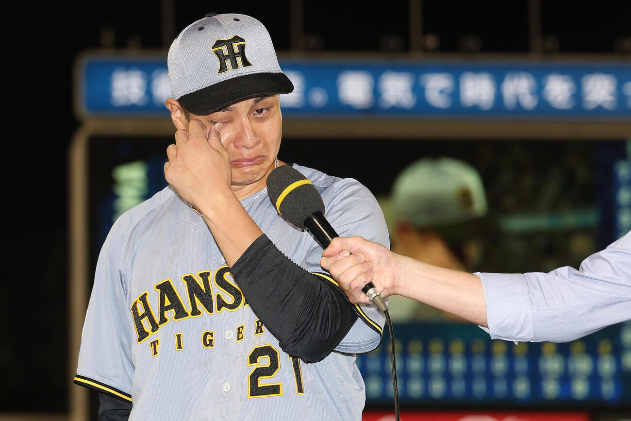 DeNA対阪神　勝利インタビューで地元熊本を思い、目に涙を浮かべる阪神大竹耕太郎（撮影・河田真司）