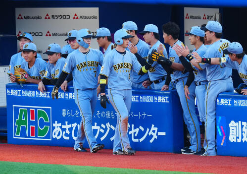 DeNA対阪神 1回表阪神無死一、二塁、森下翔太の先制適時打で生還しナインの出迎えを受ける近本光司(中央右)と中野拓夢(撮影・垰建太)