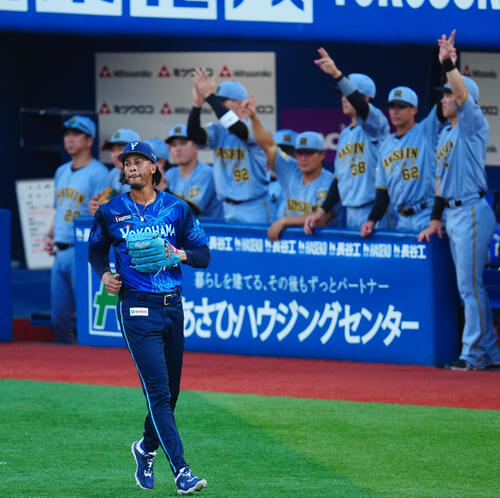 DeNA対阪神 1回表阪神2死二塁、近本光司に適時二塁打を許しぼうぜんとするオスバルド・ビド(撮影・垰建太)