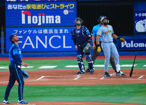 DeNA対阪神 1回表阪神無死二、三塁、3点本塁打を放つデルミス・ガルシア。投手オスバルド・ビド(撮影・垰建太)