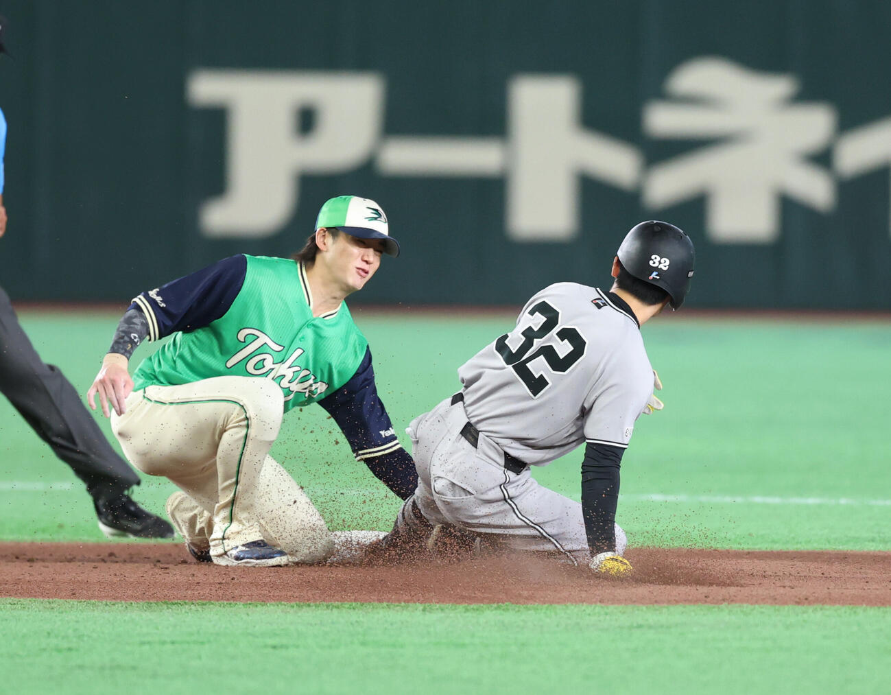 巨人対ヤクルト　6回裏巨人2死一塁、二盗を試みるもアウトとなる浦田俊輔。左は長岡秀樹（撮影・増田悦実）