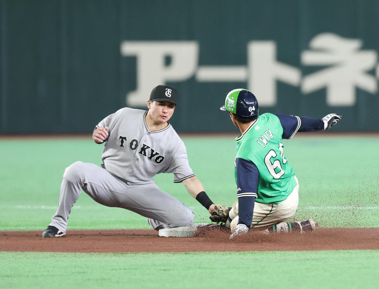 巨人対ヤクルト　2回表ヤクルト1死一塁、二盗を試みる岩田幸宏。左は泉口友汰（撮影・増田悦実）