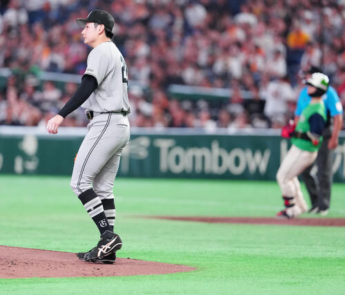 巨人対ヤクルト 2回表ヤクルト1死三塁、内山壮真に先制適時打を浴び、浮かない表情の竹丸和幸(撮影・鈴木みどり)