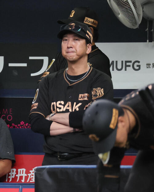 阪神対中日 9回裏、悔しげな表情で試合を見つめる阪神藤川球児監督(撮影・宮崎幸一)