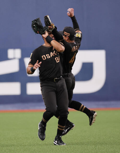 阪神対中日 2回表中日1死一、二塁、岡林勇希の飛球を追い交錯する左翼手デルミス・ガルシア(左)と遊撃手熊谷敬宥(撮影・宮崎幸一)
