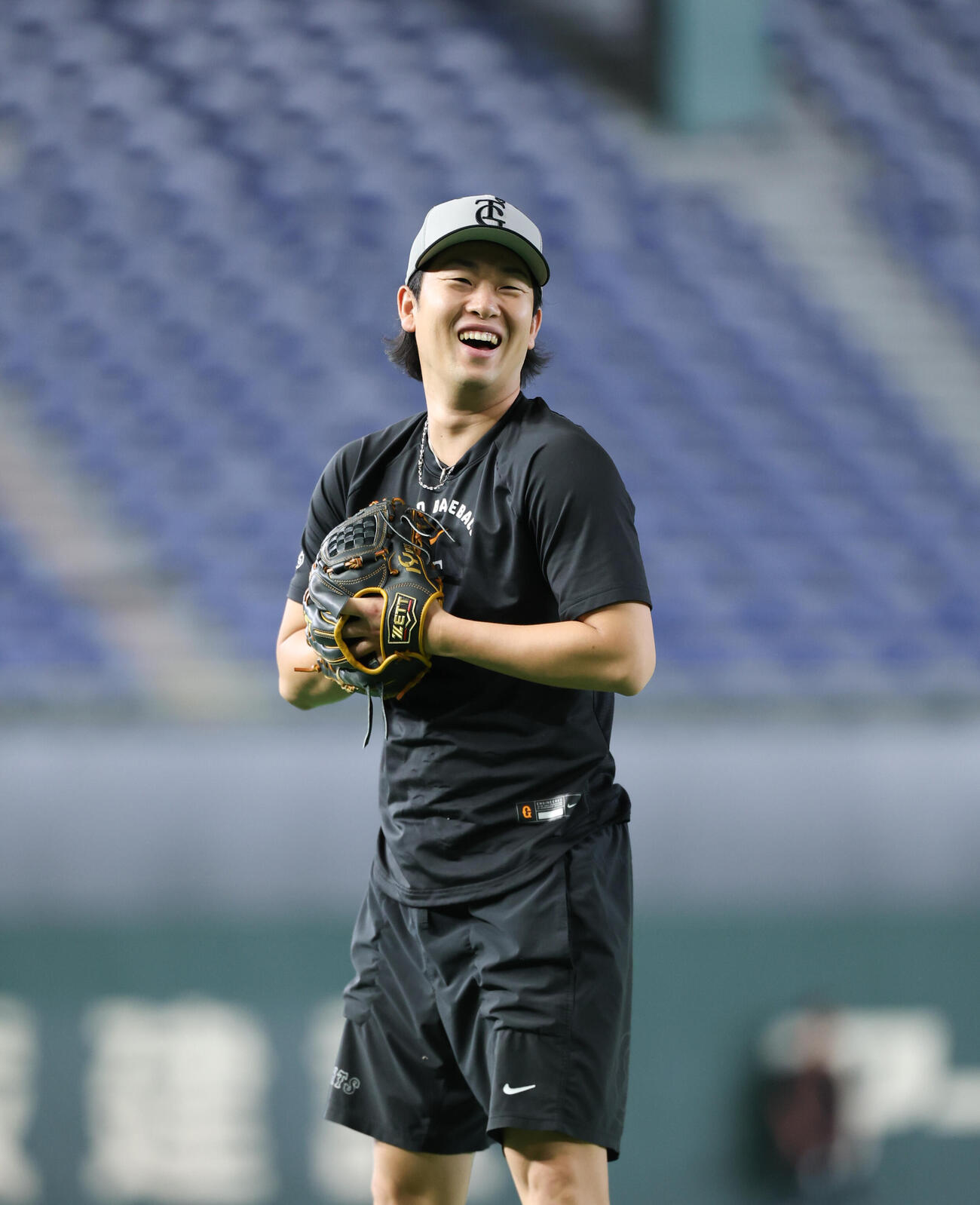 巨人対ヤクルト　ノック中笑顔を見せる巨人山崎伊織（撮影・増田悦実）