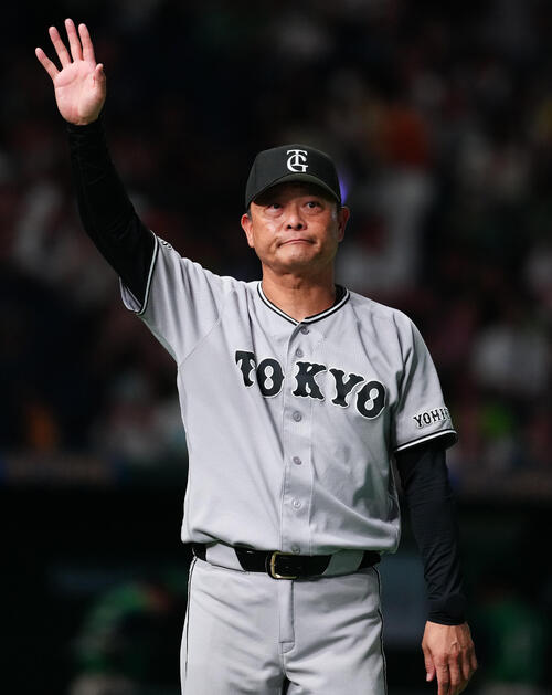 巨人対ヤクルト　ヤクルトに勝利し、声援に応える巨人橋上秀樹監督代行（撮影・鈴木みどり）