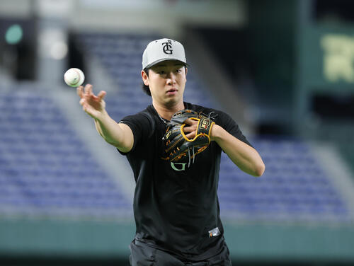 巨人対ヤクルト　ノックを受ける巨人山崎伊織（撮影・増田悦実）