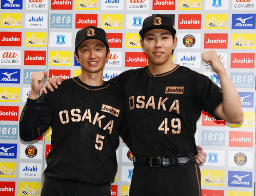 阪神対中日　ヒーローインタビューを終え肩を組んで写真に納まる阪神近本光司（左）と工藤泰成（撮影・加藤哉）