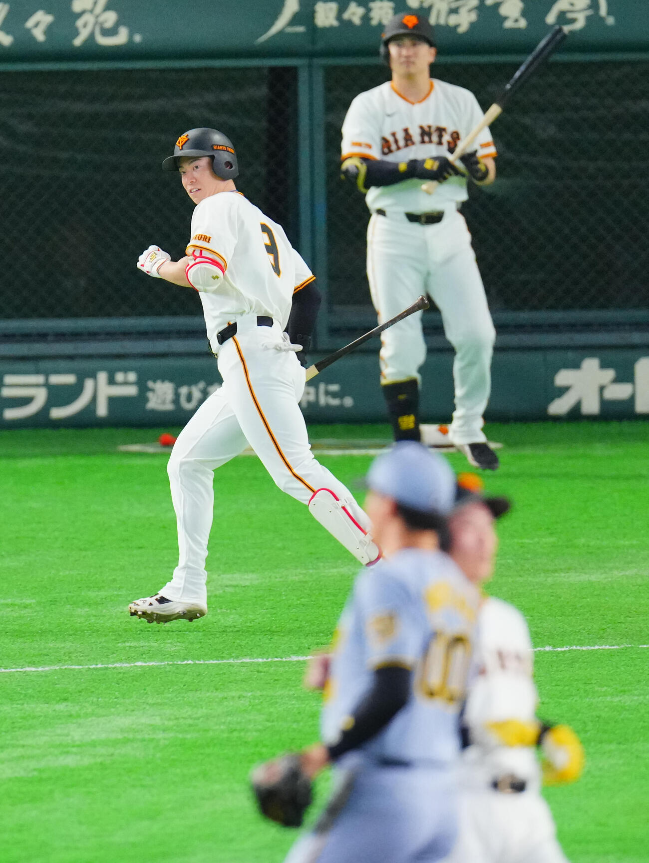 巨人対阪神　1回裏巨人無死一塁、二直併殺に倒れる松本剛（中央）（撮影・垰建太）