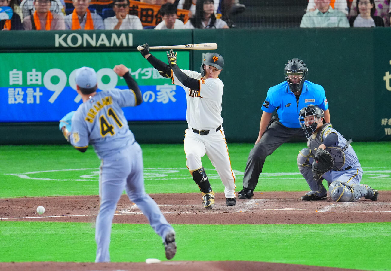 巨人対阪神　3回裏巨人1死二塁、二ゴロに倒れる山崎伊織。投手村上頌樹（撮影・垰建太）