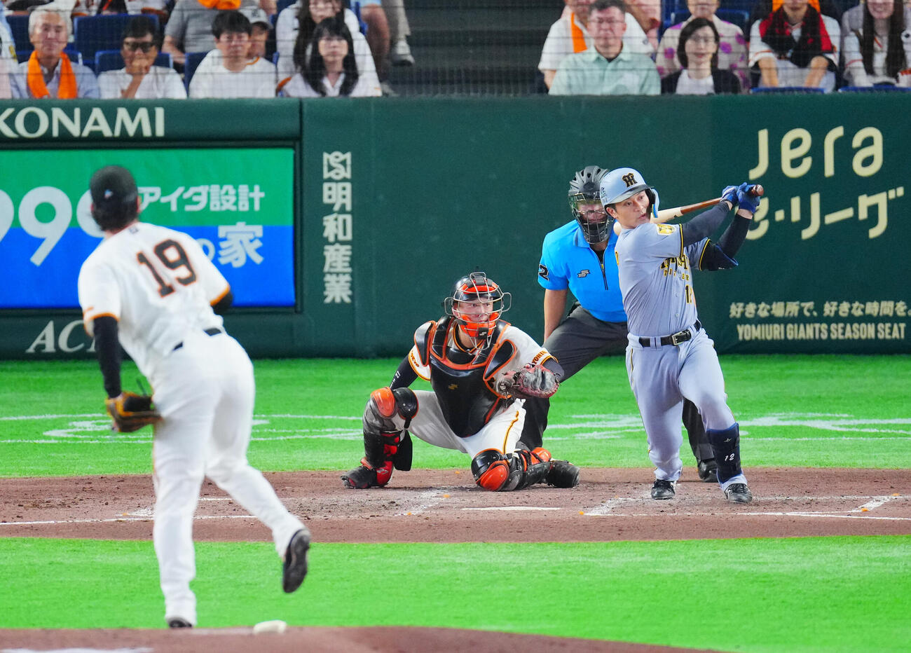 巨人対阪神　4回表阪神2死、左前打を放つ坂本誠志郎。投手山崎伊織（撮影・垰建太）