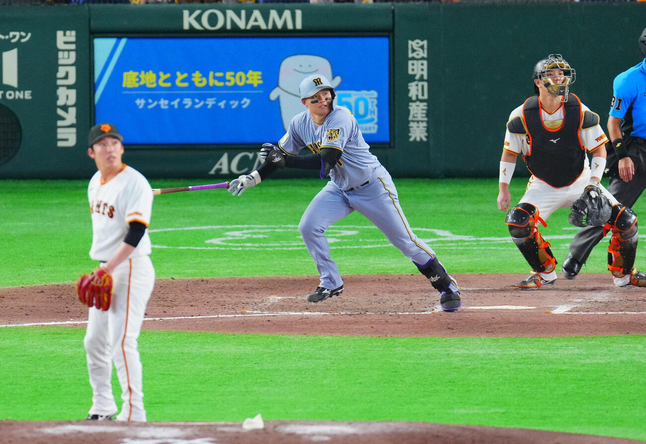巨人対阪神　9回表阪神無死、左前打を放つ森下翔太。投手赤星優志（撮影・垰建太）