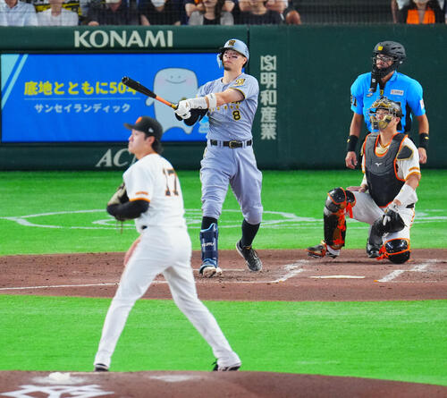 巨人対阪神　4回表阪神無死、ソロ本塁打を放つ佐藤輝明。投手西舘勇陽（撮影・垰建太）