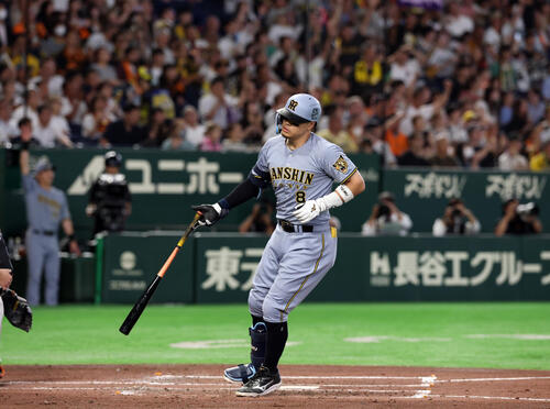 巨人対阪神　4回表阪神無死、佐藤輝明はソロ本塁打を放つ（撮影・浅見桂子）