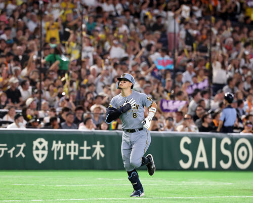 巨人対阪神　4回表阪神無死、佐藤輝明は本塁打を放ち胸に手を当てホームに向かう（撮影・浅見桂子）
