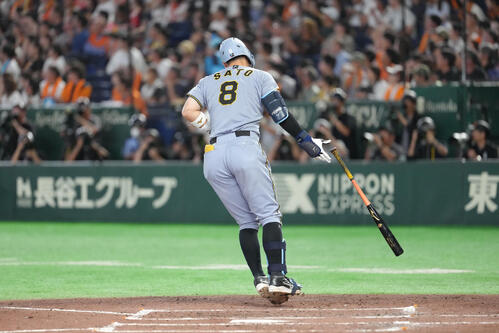 巨人対阪神　4回表巨人無死、佐藤輝明は右越え本塁打を放つ（撮影・足立雅史）