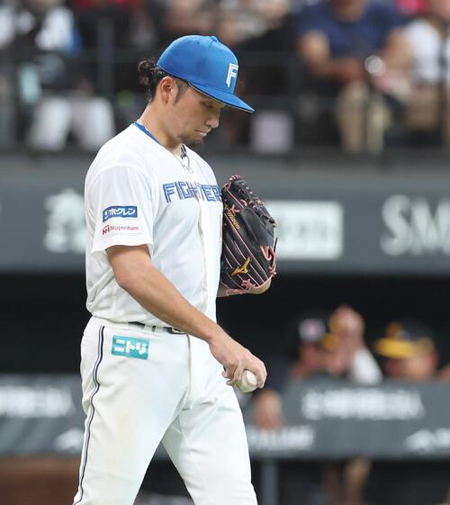 日本ハム対ソフトバンク　3回表、4失点しうつむく伊藤大海（撮影・黒川智章）