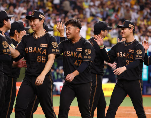 阪神対ヤクルト　ナインとハイタッチする左から湯浅京己、今季初勝利の桐敷拓馬、及川雅貴（撮影・上田博志）