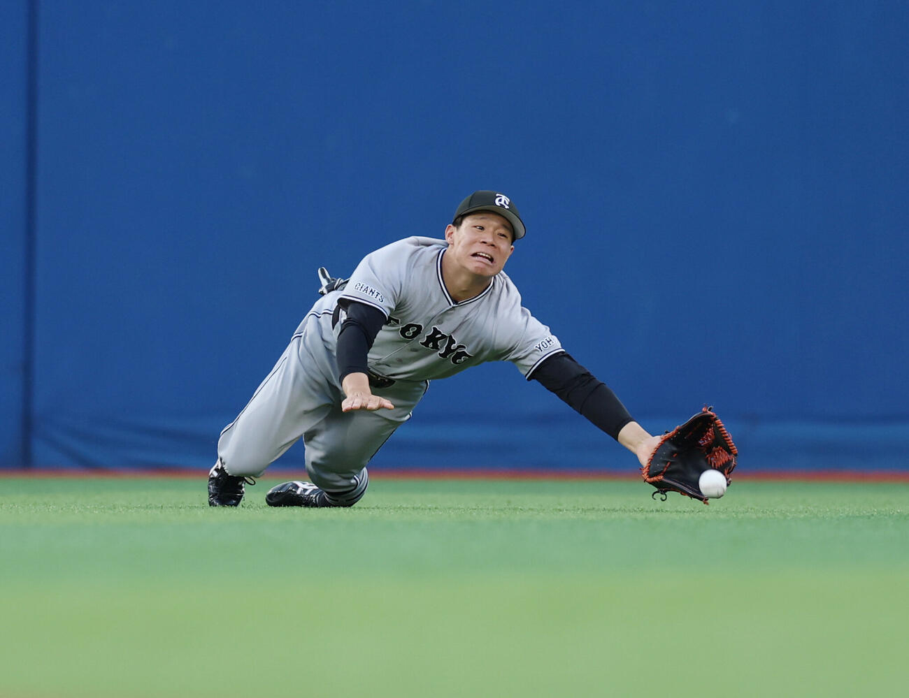 DeNA対巨人　1回裏DeNA2死一塁、エンカーナシオンの打球を捕れない佐々木俊輔（撮影・増田悦実）
