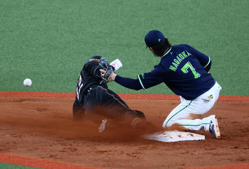 阪神対ヤクルト 9回裏阪神無死一塁、打者佐藤輝明のとき二塁盗塁を決める一走の代走植田海(撮影・加藤哉)