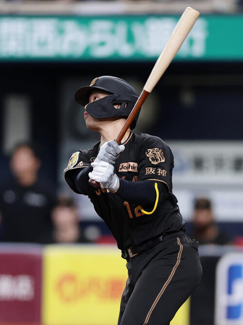 阪神対ヤクルト　2回裏阪神1死、左中間へ先制本塁打を放つ坂本誠志郎（撮影・前田充）