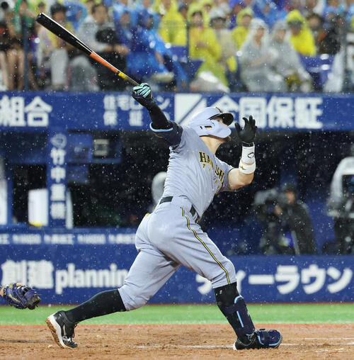 DeNA対阪神　8回表阪神1死、本塁打を放つ佐藤輝明（撮影・宮地輝）
