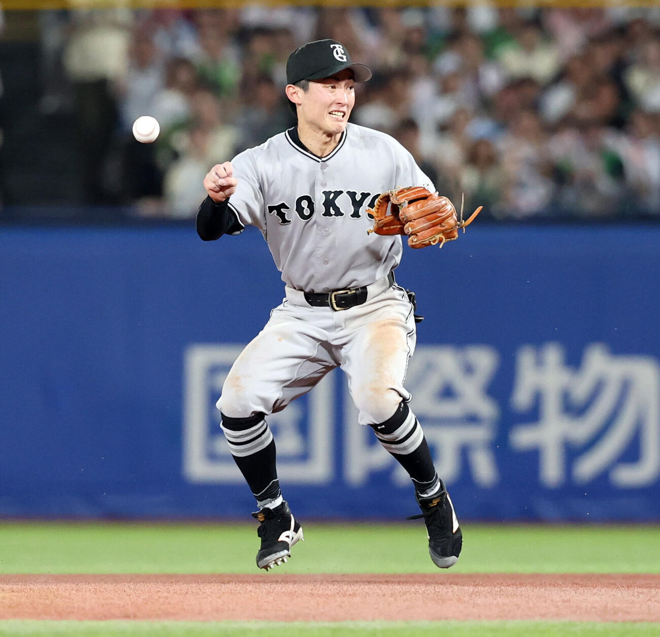 ヤクルト対巨人　5回裏ヤクルト2死二、三塁、モンテルの打球が手につかず適時内野安打にする浦田俊輔（撮影・浅見桂子）