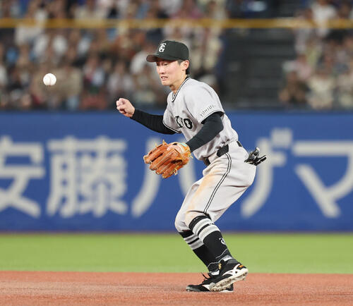 ヤクルト対巨人　5回裏ヤクルト2死、二、三塁、モンテルの適時内野安打を失策する浦田俊輔（撮影・増田悦実）