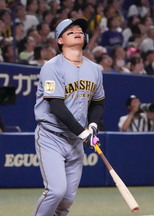 中日対阪神　8回表阪神無死一塁、右飛に倒れる森下翔太（撮影・森本幸一）