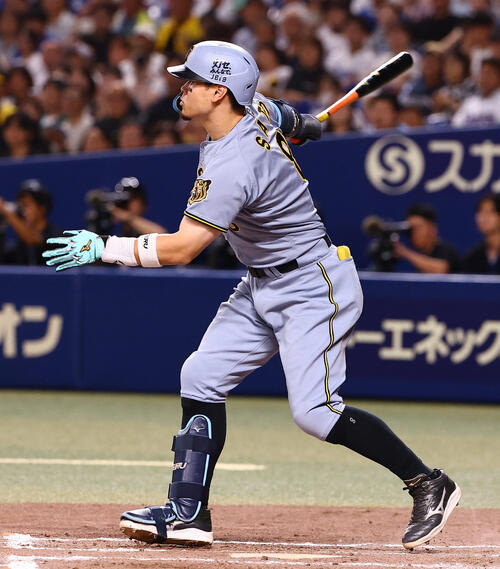 中日対阪神　8回表阪神1死一塁、佐藤輝明は安打を放つ（撮影・上田博志）
