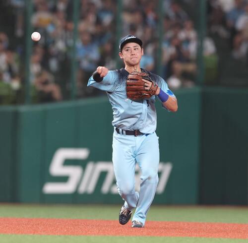 西武対日本ハム 4回表日本ハム無死、野村佑希の打球を一塁に悪送球する平沢大河(撮影・黒川智章)