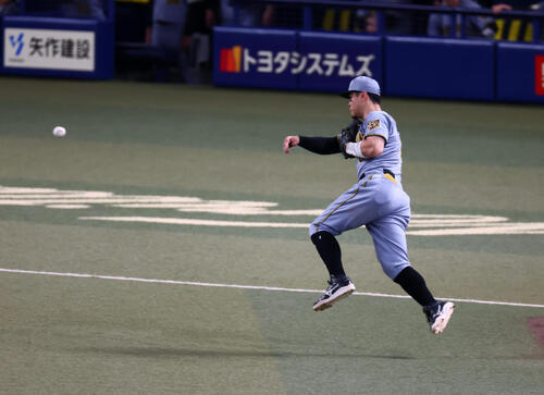中日対阪神 1回裏中日無死一塁、佐藤輝明は上林誠知の打球を一塁へ悪送球する(撮影・加藤哉)