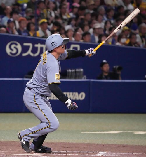 中日対阪神 9回表阪神無死、安打を放つ森下翔太(撮影・森本幸一)