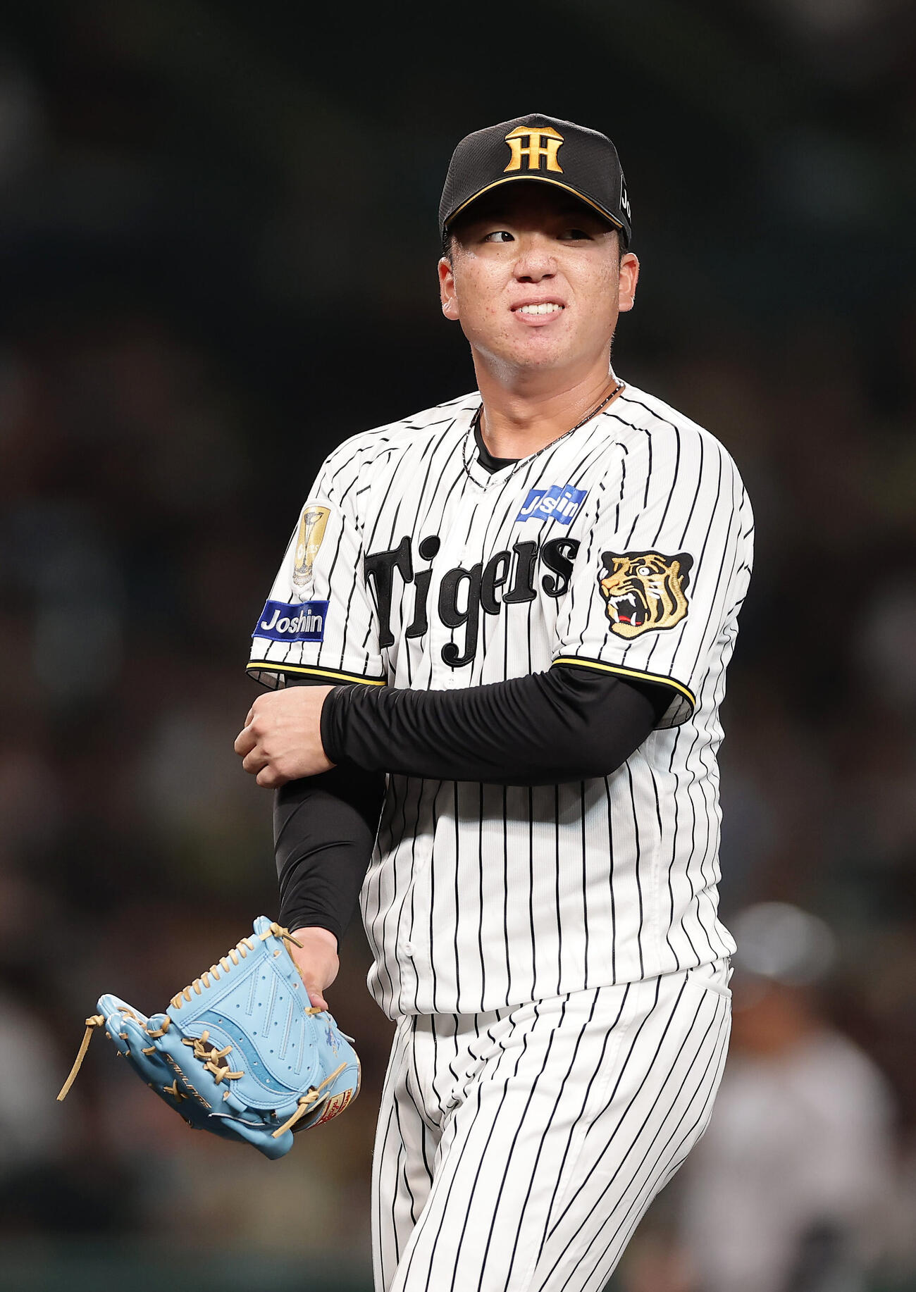 阪神対巨人　3回表を投げ終えベンチへ戻る阪神村上頌樹（撮影・前田充）