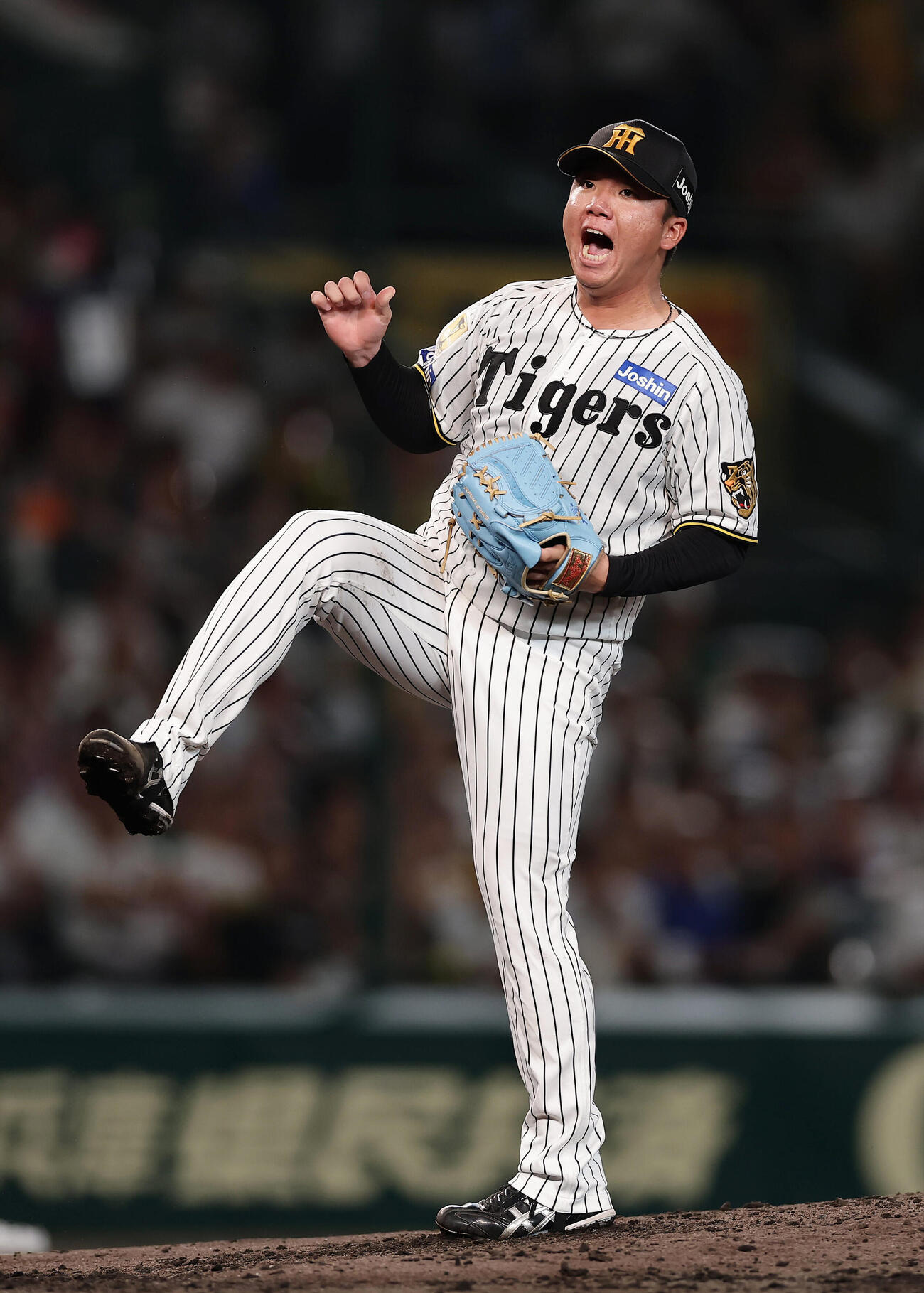 阪神対巨人　5回表巨人2死一、二塁、中山礼都を空振り三振に仕留め、雄たけびを上げる村上頌樹（撮影・前田充）