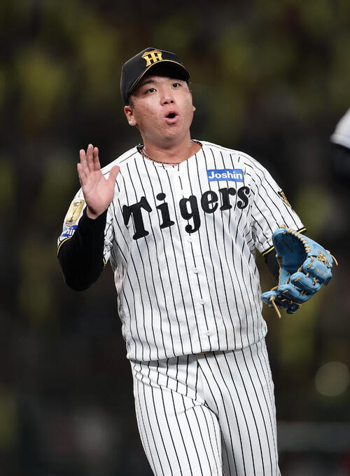 阪神対巨人　7回表の巨人打線を抑え、グラブをたたく阪神村上頌樹（撮影・前田充）