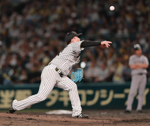 阪神対巨人　5回表、スローボールを投げる阪神村上頌樹（撮影・上山淳一）