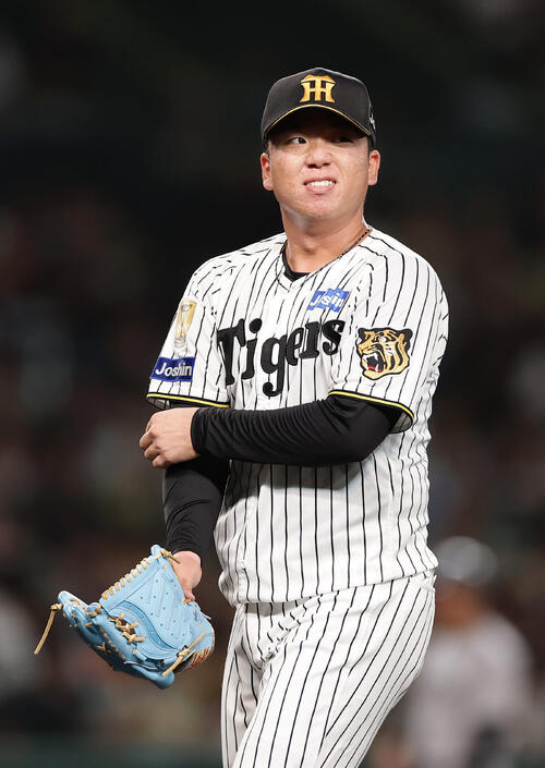 阪神対巨人　3回表を投げ終えベンチへ戻る阪神村上頌樹（撮影・前田充）