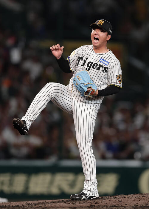 阪神対巨人　5回表巨人2死一、二塁、中山礼都を空振り三振に仕留め、雄たけびを上げる村上頌樹（撮影・前田充）