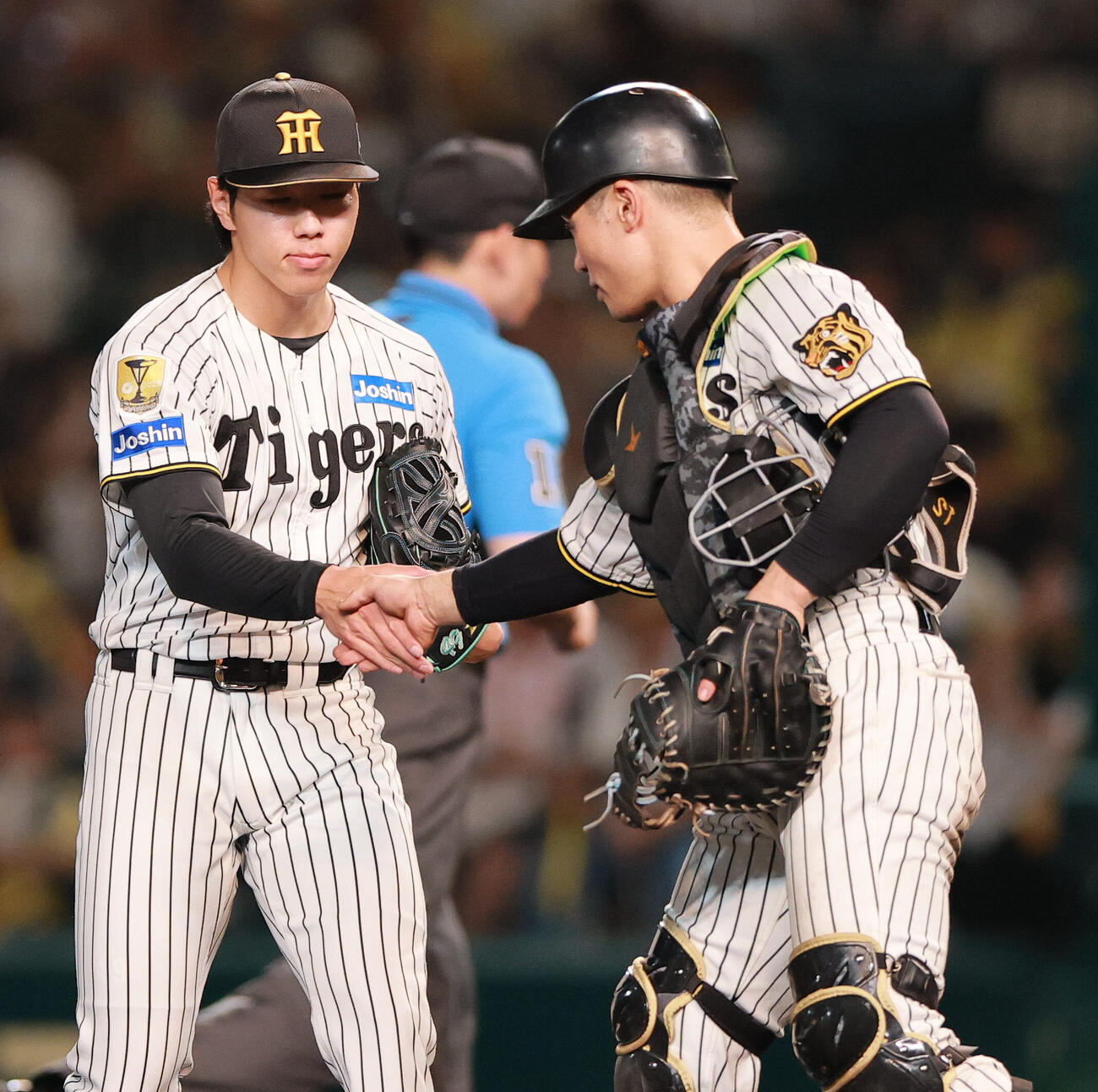 阪神対巨人　巨人に勝利し、試合を締めた工藤泰成（左）は坂本誠志郎と握手をかわす（撮影・上山淳一）