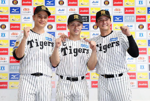阪神対巨人　お立ち台でガッツポーズする阪神の、左から大竹耕太郎、坂本誠志郎、元山飛優（撮影・前田充）