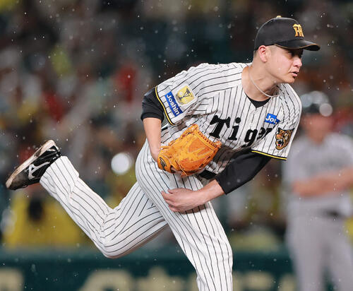 阪神対巨人　4回表、雨の中で力投する大竹耕太郎（撮影・上山淳一）
