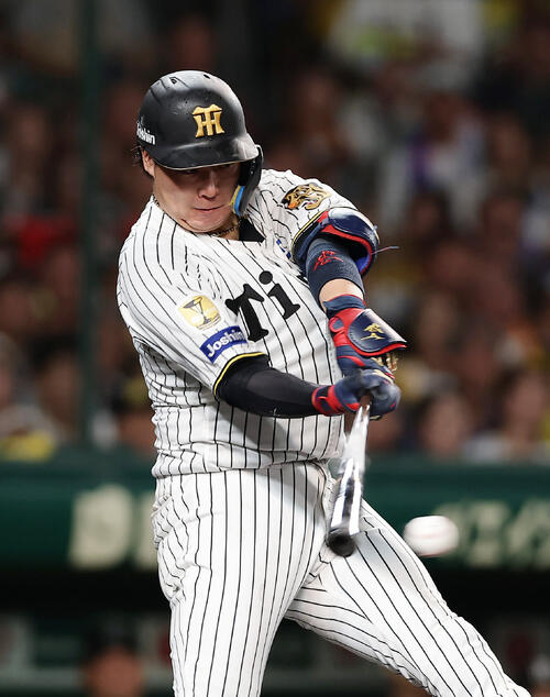 阪神対巨人　5回裏阪神2死一、三塁、中前適時打を放つ大山悠輔（撮影・前田充）