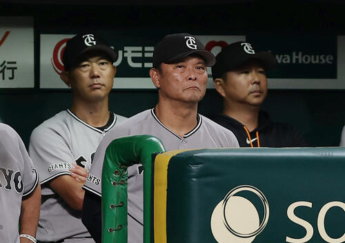 阪神対巨人　6回表、厳しい表情で戦況を見守る巨人橋上秀樹監督代行（中央）ら（撮影・前田充）