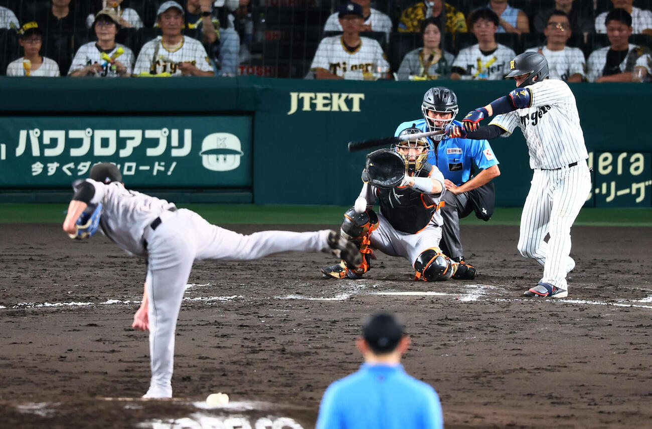 阪神対巨人　7回裏阪神1死一、三塁、大山悠輔は二塁へ適時野選を放つ。投手赤星優志（撮影・加藤哉）