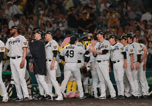 阪神対巨人　巨人に勝利した藤川球児監督はベンチ前でナインとタッチをかわす（撮影・上山淳一）