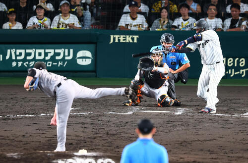 阪神対巨人　7回裏阪神1死一、三塁、大山悠輔は二塁へ適時野選を放つ。投手赤星優志（撮影・加藤哉）