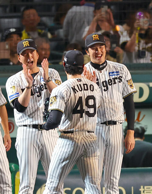 阪神対巨人　巨人に勝利し笑顔でハイタッチする阪神の、右から才木浩人、工藤泰成、藤川球児監督（撮影・上田博志）